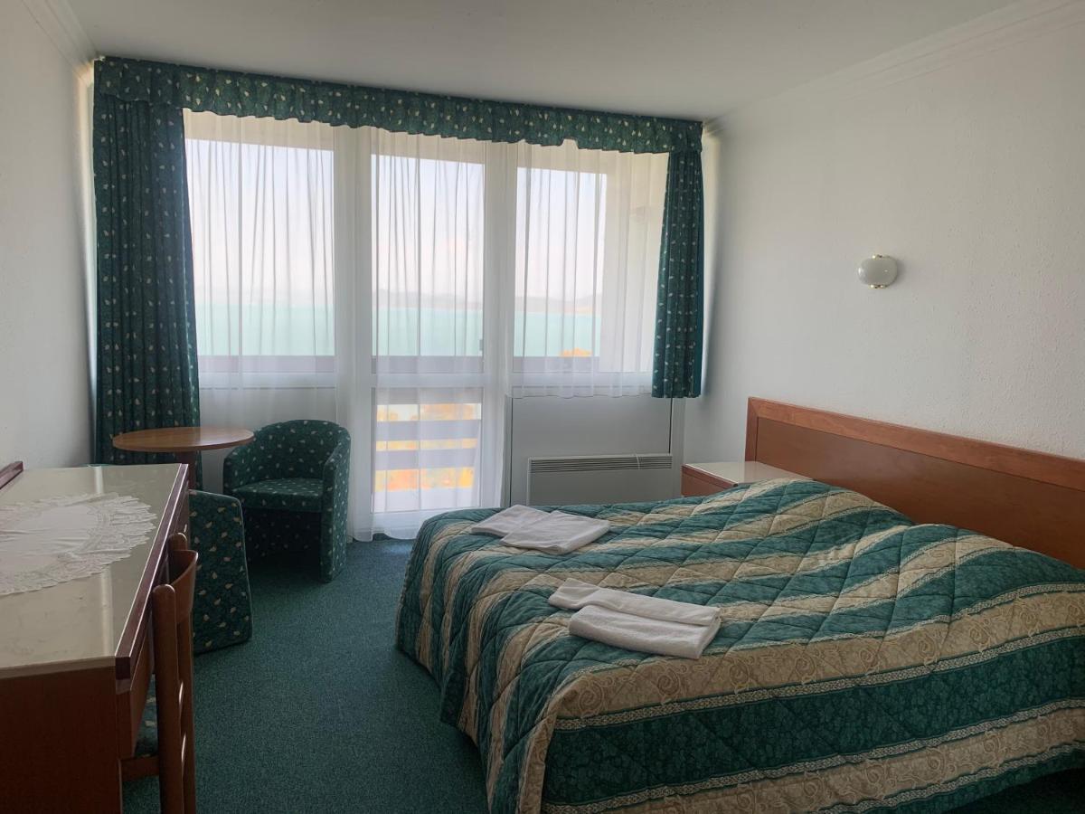 Riviera Park Hotel Balatonföldvár Esterno foto