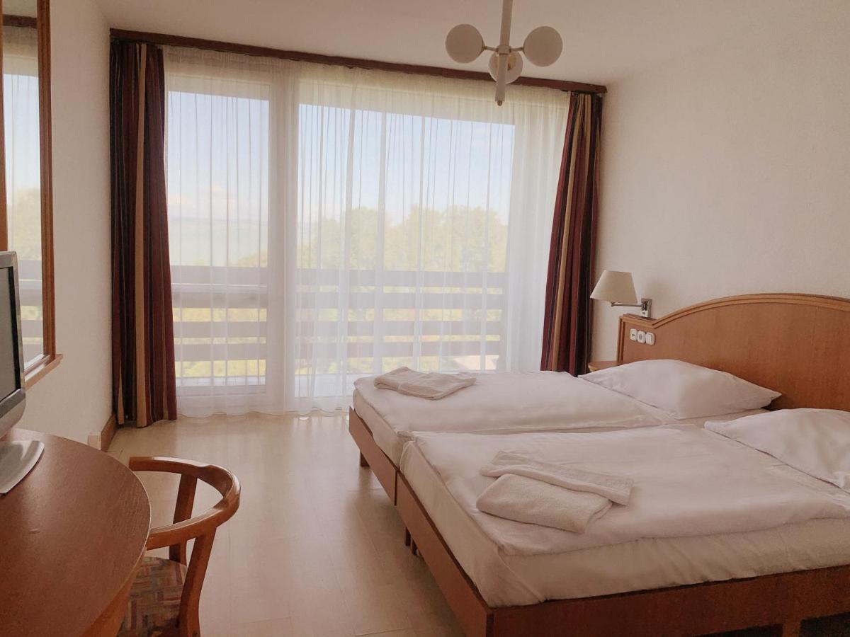 Riviera Park Hotel Balatonföldvár Esterno foto