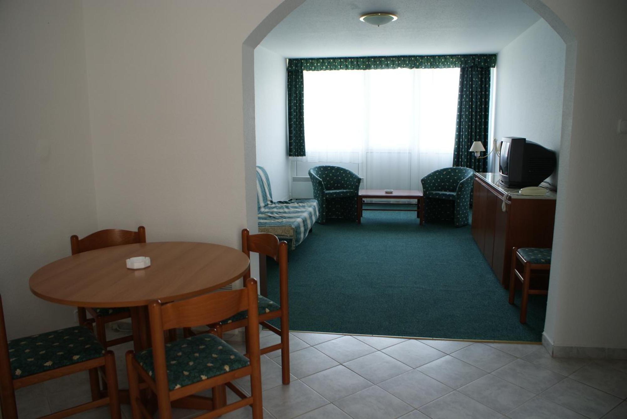 Riviera Park Hotel Balatonföldvár Esterno foto